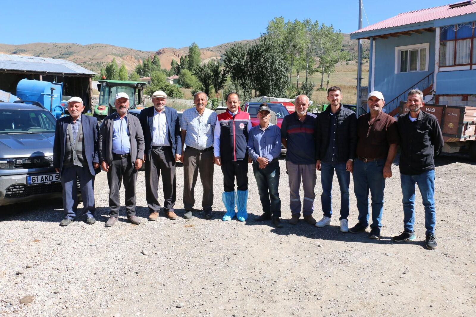 Hayvanlar Tek Tek İlaçlanıyor!