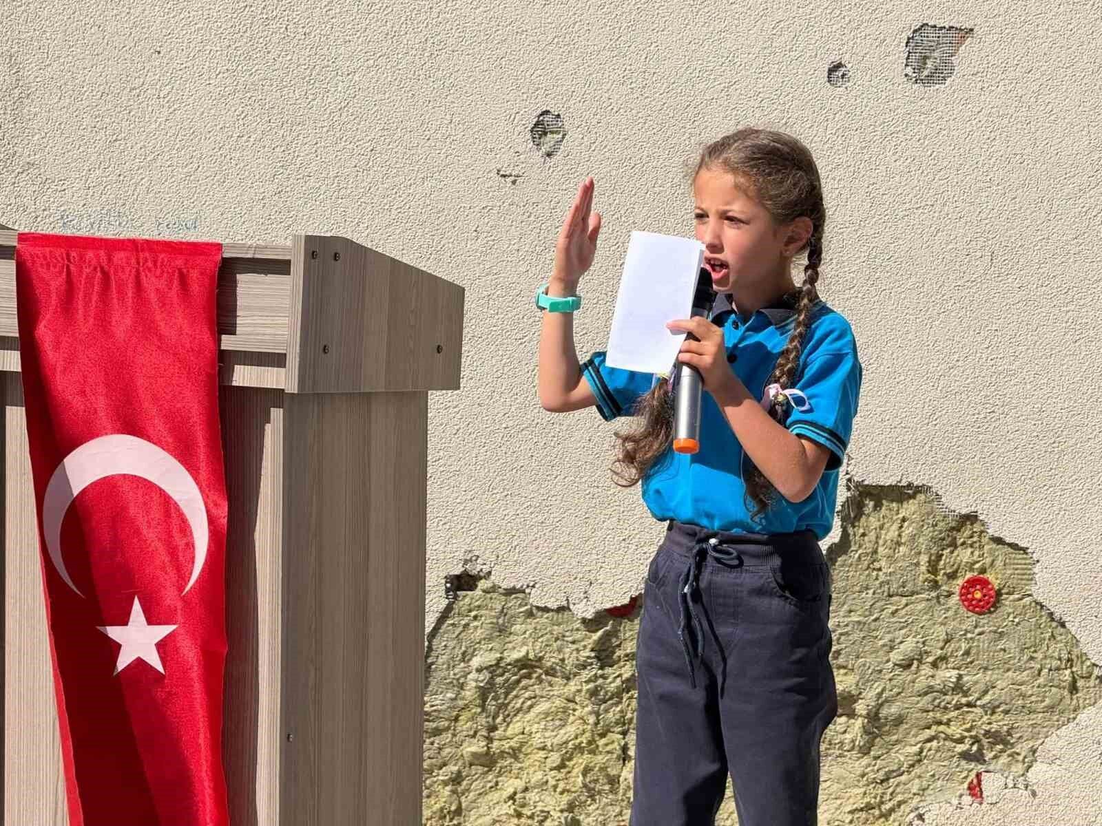 Refahiye'de İlköğretim Haftası programında okulun bakımsızlığı dikkat çekti