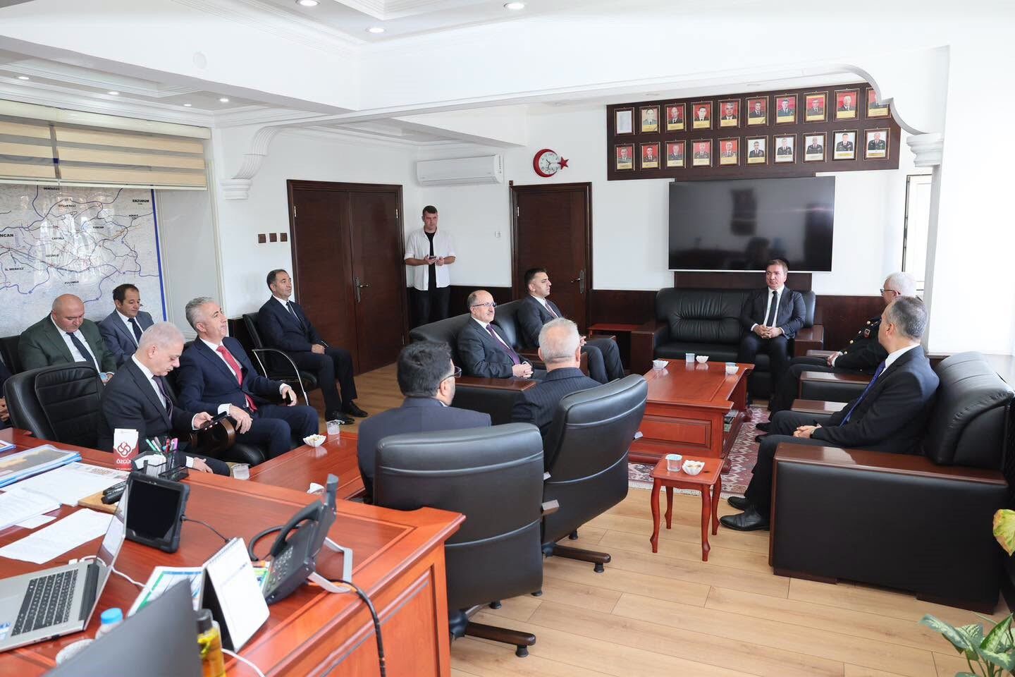 Vali Aydoğdu'dan Jandarma Komutanı Altundarak'a taziye ziyareti