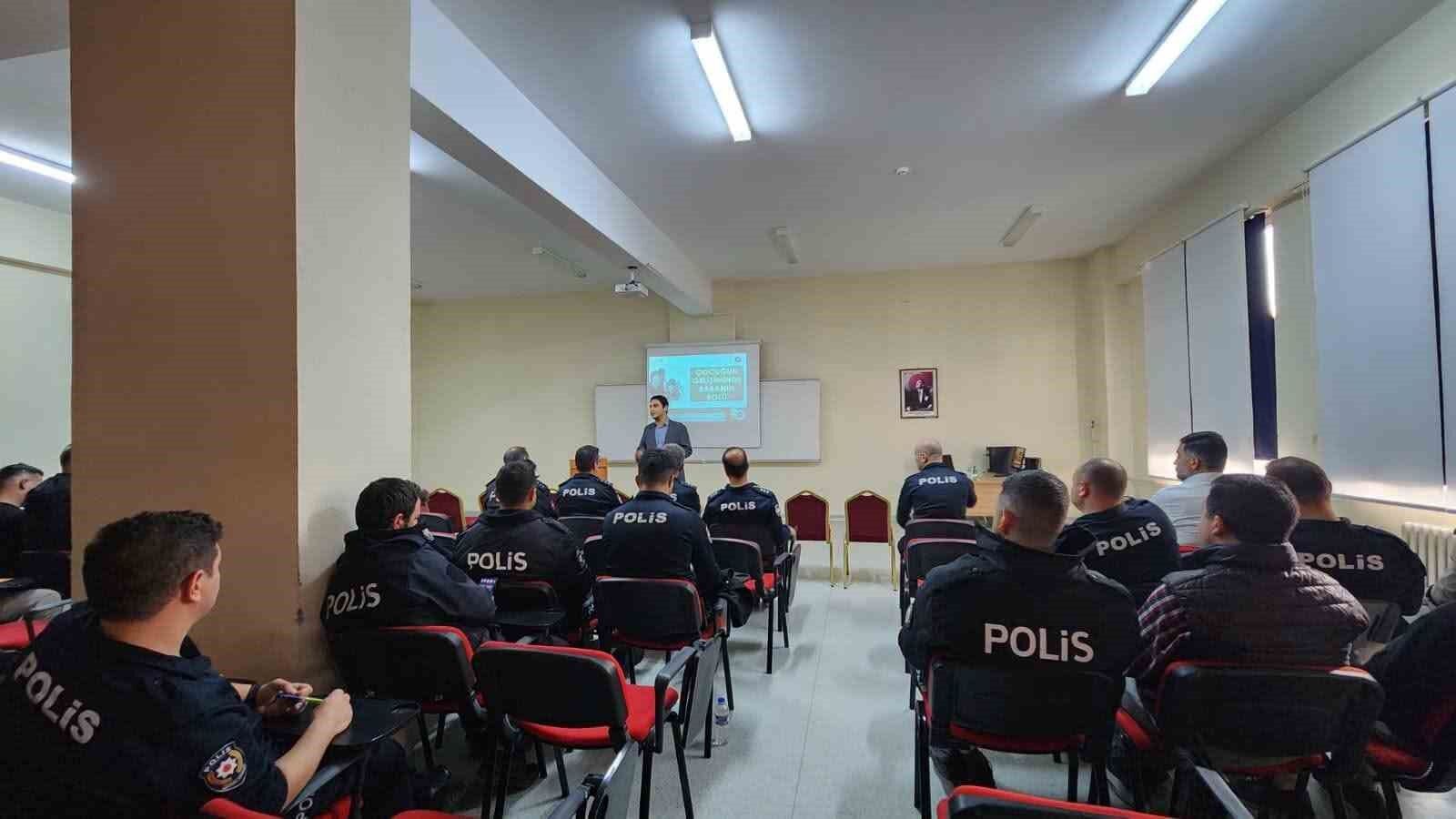 Erzincan POMEM'de polis memurlarına 'Baba Okulu' semineri