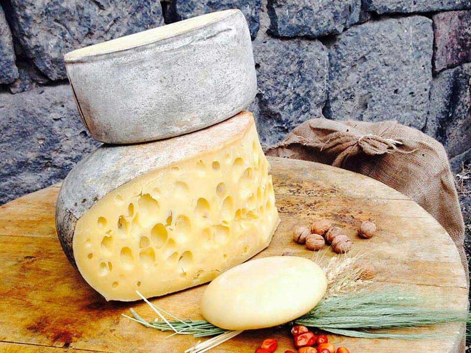 Hakiki Kars Gravyer Peyniri Gozenekleri