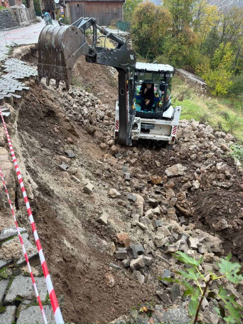 Kemaliye'de Aşırı Yağış Sebebiyle Istinat Duvarı Çöktü