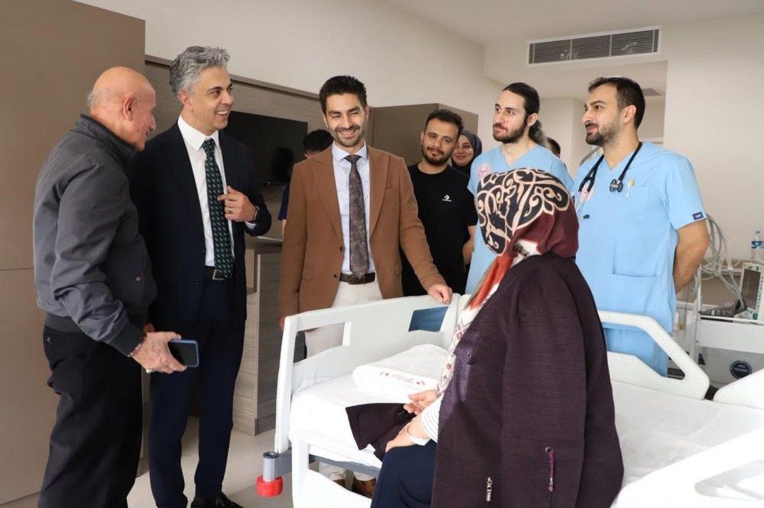 Rektör Kuyrukluyıldız ve Başhekim Taş'tan Hastalara Ziyaret